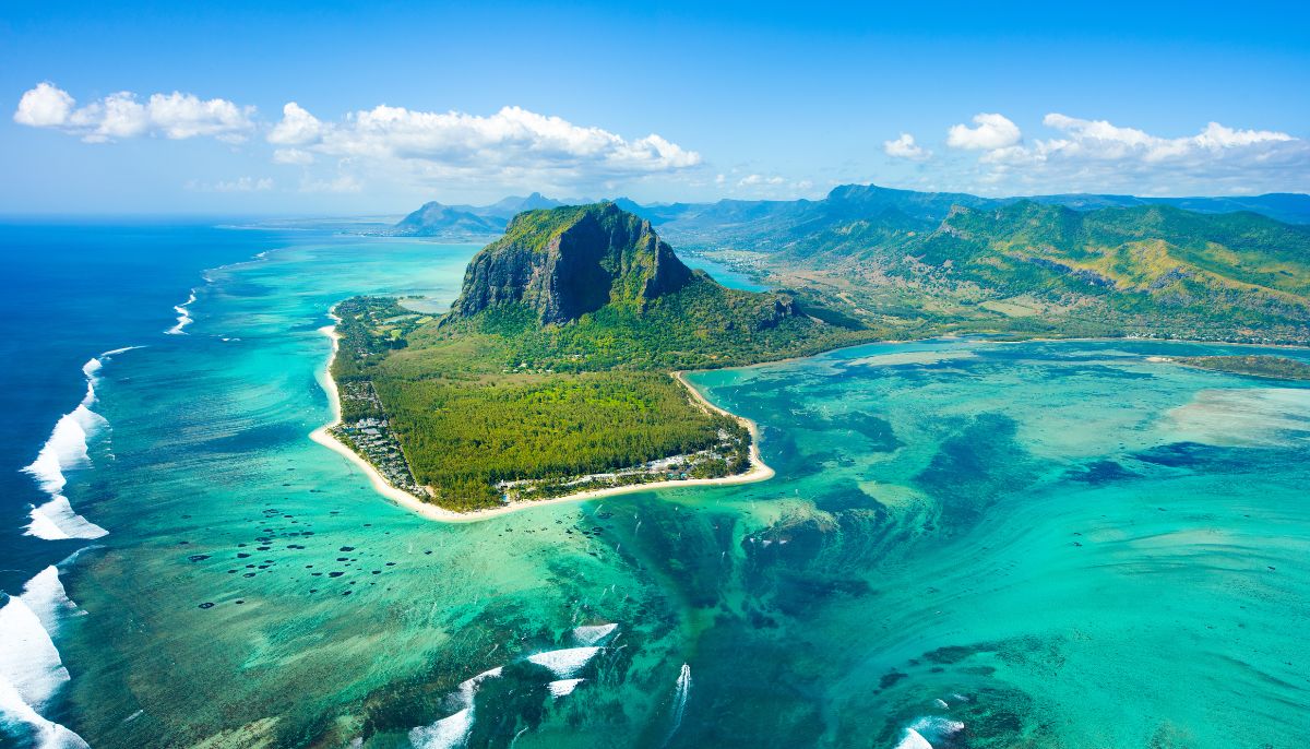 Plage de sable blanc et lagon turquoise à l’Île Maurice